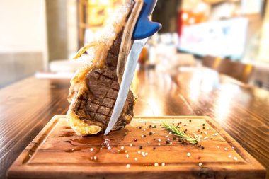 Restoranda şarap eşliğinde romantik bir akşam yemeği. Izgara lezzetli, dikey kuzu pirzola ve bir bardak şarap ve tahta tahta bir masa ve kırsal ahşap bir masa.