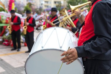Davulcu açılış gününde bandoda davul çalıyor. Grubun müzisyenleri. Açılış etkinliği