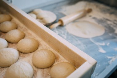 Mermer masa üzerinde un, fırın arka plan, üst görünüm, pizza, turta ya da ekmek hamuru ile mermer masa üzerinde un tozu ile rulo pin ve hamur topları