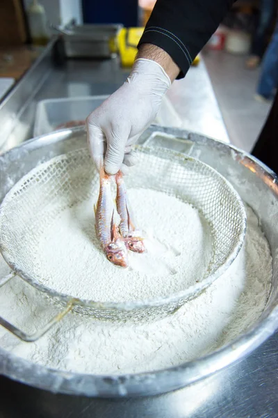 魚料理の準備のために魚や魚介類を保持シェフ 魚介類のコンセプトイメージ 海鮮料理店の魚料理人 — ストック写真