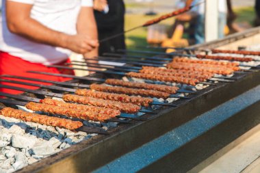 Geleneksel Türk Adana Kebabı ya da kebaplı ızgarada Türk restoranında akşam yemeği için şiş var. Türkiye 'de Türk mutfağı kültürü.