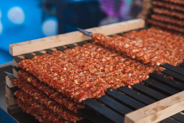 土耳其传统的阿达纳 Adana Kebab 或凯巴 Kebap 肉质背景 在土耳其风味的餐厅里有扭曲的肉做晚餐 土耳其的土耳其烹饪文化 — 图库照片