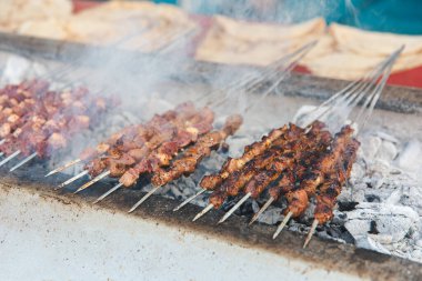 Geleneksel Türk karaciğeri şiş kebap ya da kebap ızgarada Türk restoranında akşam yemeği için şiş şiş. Türkiye 'de Türk mutfağı kültürü.