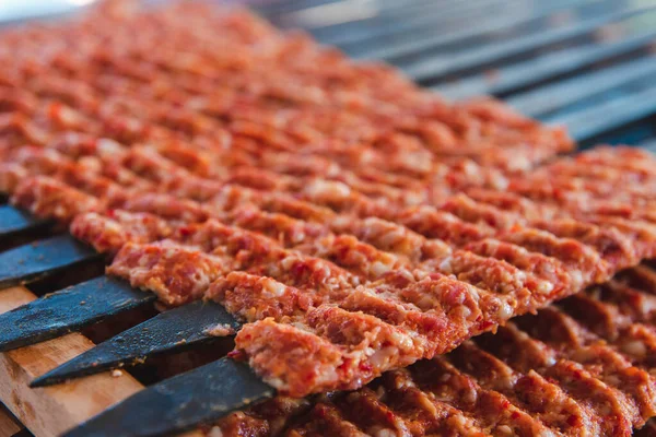 Tradicional Turco Adana Kebab Kebap Textura Carne Fondo Con Pinchos — Foto de Stock