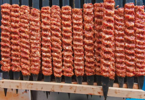 Tradicional Turco Adana Kebab Kebap Fundo Textura Carne Com Espetos — Fotografia de Stock