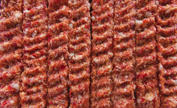土耳其传统的阿达纳 Adana Kebab 或凯巴 Kebap 肉质背景 在土耳其风味的餐厅里有扭曲的肉做晚餐 土耳其的土耳其烹饪文化 — 图库照片