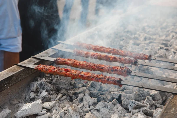 土耳其传统的阿达纳 Adana Kebab 或凯巴 Kebap 放在烤架上 晚餐时在土耳其风味的餐厅里挂着绞架 土耳其的土耳其烹饪文化 — 图库照片
