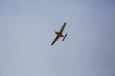 Mavi gökyüzündeki uçak