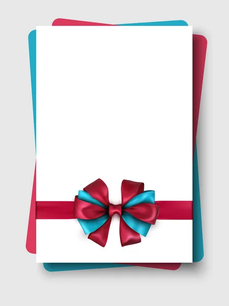 Tarjeta de regalo blanca con bicolor hermoso lazo de satén . — Vector de stock