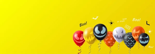 Banner amarillo de Halloween con globos de colores, murciélagos y arañas — Archivo Imágenes Vectoriales