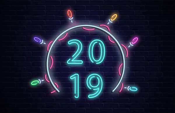 С Новым 2019 годом неоновая блестящая открытка с декоративными фонарями — стоковый вектор