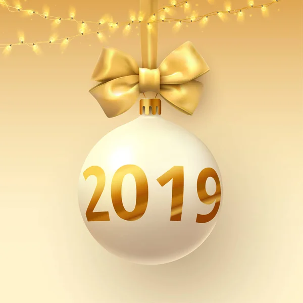 Tarjeta amarilla de Navidad y Año Nuevo 2019 con bola de Navidad 3d a — Vector de stock