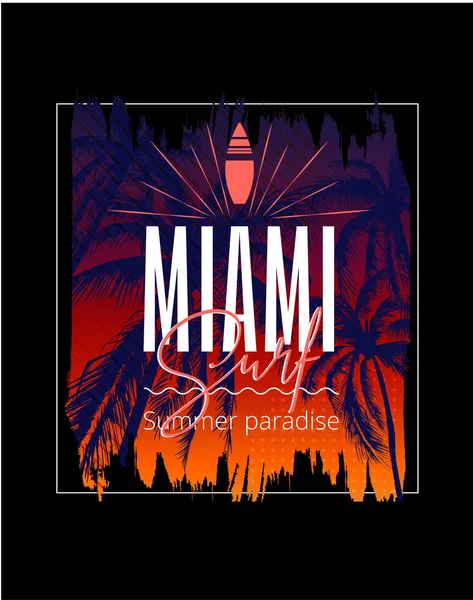 Surf en Miami. Cartel colorido con palmeras. Camiseta estampada con — Vector de stock