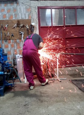 Öğütücü ile çalışan adam