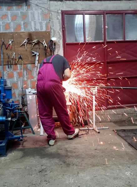 Öğütücü ile çalışan adam