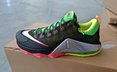 Sırbistan, Eylül 2015. Nike spor ayakkabı çalışan. Nike, çok uluslu şirket. Ürün çekimleri. Fotoğraflar ambar sevk irsaliyesi mağazalara önce yapılır. Editoryal Fotoğrafçılık.