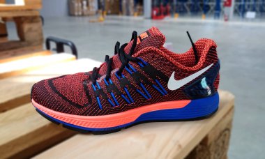 Sırbistan, Eylül 2015. Nike spor ayakkabı çalışan. Nike, çok uluslu şirket. Ürün çekimleri. Fotoğraflar ambar sevk irsaliyesi mağazalara önce yapılır. Editoryal Fotoğrafçılık.