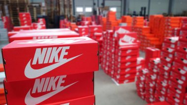 Sırbistan, Mart 2016. Nike spor ayakkabı kutuları. Nike, çok uluslu şirket. Ürün kutuları çekim. Fotoğraflar ambar sevk irsaliyesi mağazalara önce yapılır. Editoryal Fotoğrafçılık.