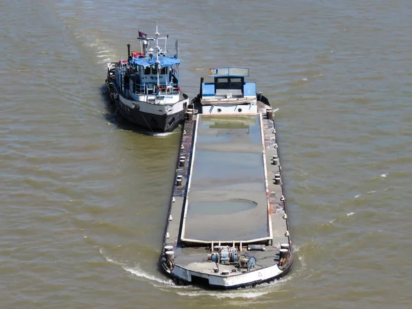 Schlägerboot Manövriert Frachtschiff Auf Der Sava Belgrad Serbien — Stockfoto