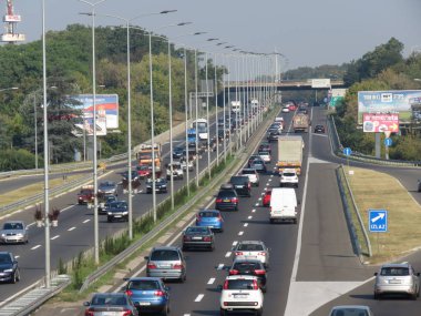 Belgrad, Sırbistan, 22 Ağustos 2018. Sabah acele saat yolu E-75, 08:00 ve 08:30 am.