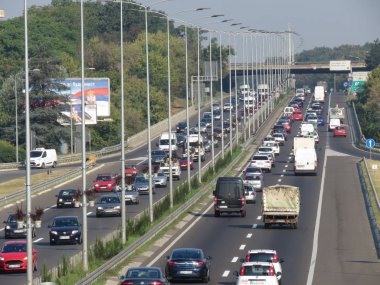 Belgrad, Sırbistan, 22 Ağustos 2018. Sabah acele saat yolu E-75, 08:00 ve 08:30 am.