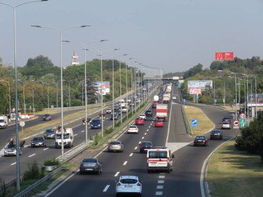 Belgrad, Sırbistan, 22 Ağustos 2018. Sabah acele saat yolu E-75, 08:00 ve 08:30 am.