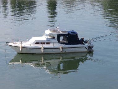 Belgrad, Sırbistan, 20 Eylül 2018. Balıkçı tekne Belgrad'da Sava nehrinde.