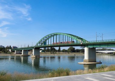 Sava Nehri, Belgrad, Sırbistan eski demiryolu köprüsünde.