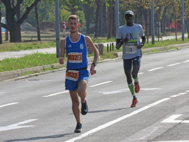 Belgrad, Sırbistan, 30 Eylül 2018. 2 Belgrad Yarı maraton. Koşucular şehir sokak çalışan birçok ülkeden.
