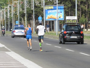 Belgrad, Sırbistan, 30 Eylül 2018. 2 Belgrad Yarı maraton. Koşucular şehir sokak çalışan birçok ülkeden.