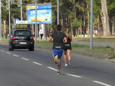 Belgrad, Sırbistan, 30 Eylül 2018. 2 Belgrad Yarı maraton. Koşucular şehir sokak çalışan birçok ülkeden.