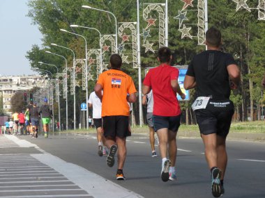 Belgrad, Sırbistan, 30 Eylül 2018. 2 Belgrad Yarı maraton. Koşucular şehir sokak çalışan birçok ülkeden.