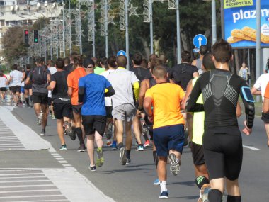 Belgrad, Sırbistan, 30 Eylül 2018. 2 Belgrad Yarı maraton. Koşucular şehir sokak çalışan birçok ülkeden.