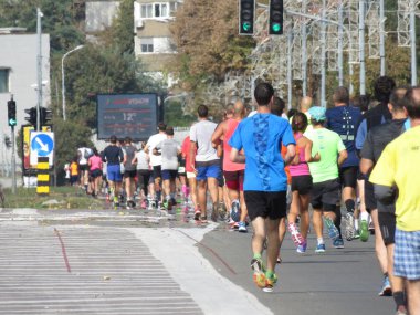 Belgrad, Sırbistan, 30 Eylül 2018. 2 Belgrad Yarı maraton. Koşucular şehir sokak çalışan birçok ülkeden.