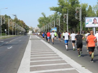 Belgrad, Sırbistan, 30 Eylül 2018. 2 Belgrad Yarı maraton. Koşucular şehir sokak çalışan birçok ülkeden.