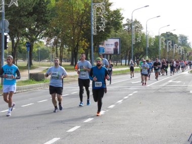 Belgrad, Sırbistan, 30 Eylül 2018. 2 Belgrad Yarı maraton. Koşucular şehir sokak çalışan birçok ülkeden.