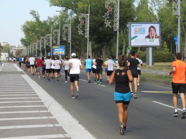 Belgrad, Sırbistan, 30 Eylül 2018. 2 Belgrad Yarı maraton. Koşucular şehir sokak çalışan birçok ülkeden.