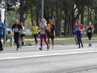 Belgrad, Sırbistan, 30 Eylül 2018. 2 Belgrad Yarı maraton. Koşucular şehir sokak çalışan birçok ülkeden.
