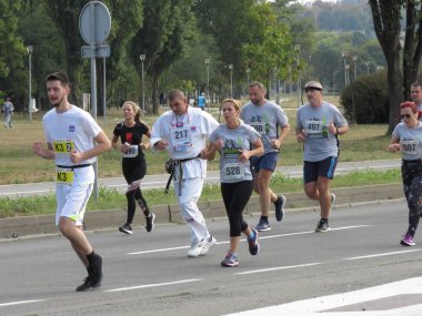 Belgrad, Sırbistan, 30 Eylül 2018. 2 Belgrad Yarı maraton. Koşucular şehir sokak çalışan birçok ülkeden.