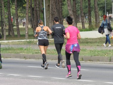 Belgrad, Sırbistan, 30 Eylül 2018. 2 Belgrad Yarı maraton. Koşucular şehir sokak çalışan birçok ülkeden.