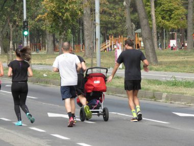 Belgrad, Sırbistan, 30 Eylül 2018. 2 Belgrad Yarı maraton. Koşucular şehir sokak çalışan birçok ülkeden.