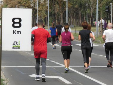 Belgrad, Sırbistan, 30 Eylül 2018. 2 Belgrad Yarı maraton. Koşucular şehir sokak çalışan birçok ülkeden.