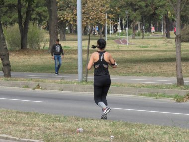 Belgrad, Sırbistan, 30 Eylül 2018. 2 Belgrad Yarı maraton. Koşucular şehir sokak çalışan birçok ülkeden.
