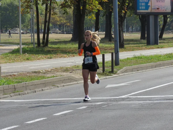 Belgrad, Sırbistan, 30 Eylül 2018. 2 Belgrad Yarı maraton. Koşucular şehir sokak çalışan birçok ülkeden.