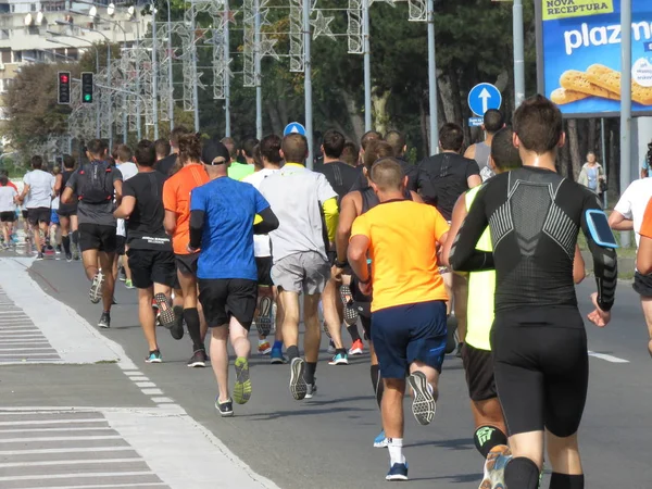 Belgrad, Sırbistan, 30 Eylül 2018. 2 Belgrad Yarı maraton. Koşucular şehir sokak çalışan birçok ülkeden.