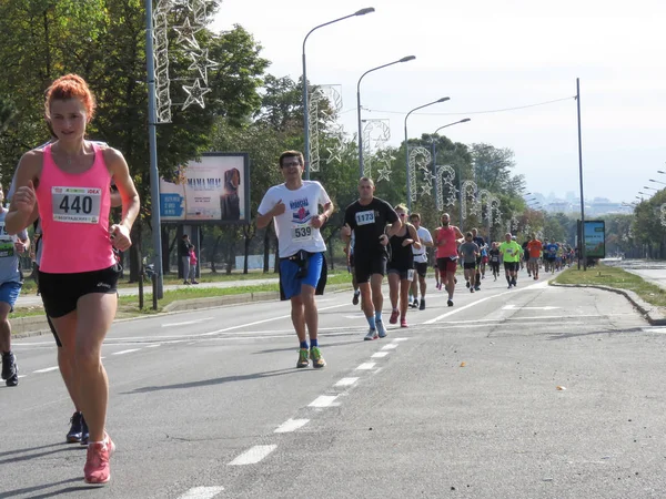 Belgrad, Sırbistan, 30 Eylül 2018. 2 Belgrad Yarı maraton. Koşucular şehir sokak çalışan birçok ülkeden.