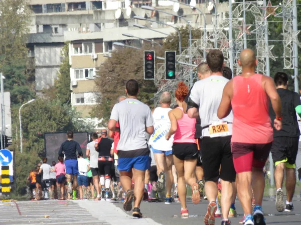 Belgrad, Sırbistan, 30 Eylül 2018. 2 Belgrad Yarı maraton. Koşucular şehir sokak çalışan birçok ülkeden.