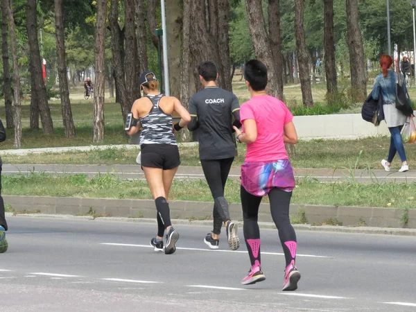 Belgrad, Sırbistan, 30 Eylül 2018. 2 Belgrad Yarı maraton. Koşucular şehir sokak çalışan birçok ülkeden.