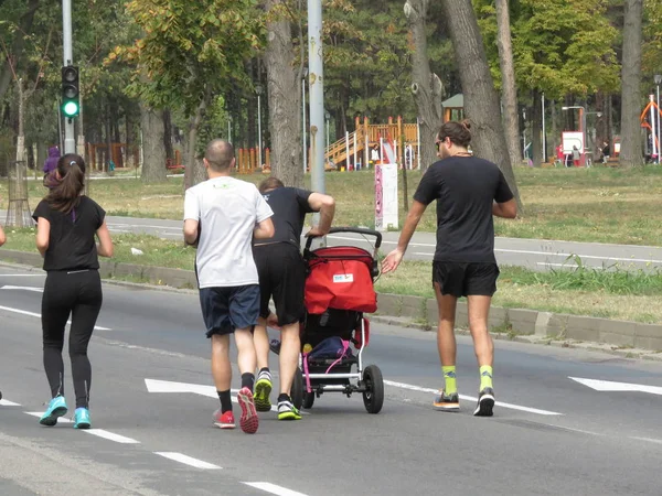 Belgrad, Sırbistan, 30 Eylül 2018. 2 Belgrad Yarı maraton. Koşucular şehir sokak çalışan birçok ülkeden.