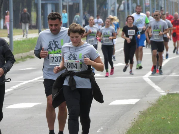 Belgrad, Sırbistan, 30 Eylül 2018. 2 Belgrad Yarı maraton. Koşucular şehir sokak çalışan birçok ülkeden.